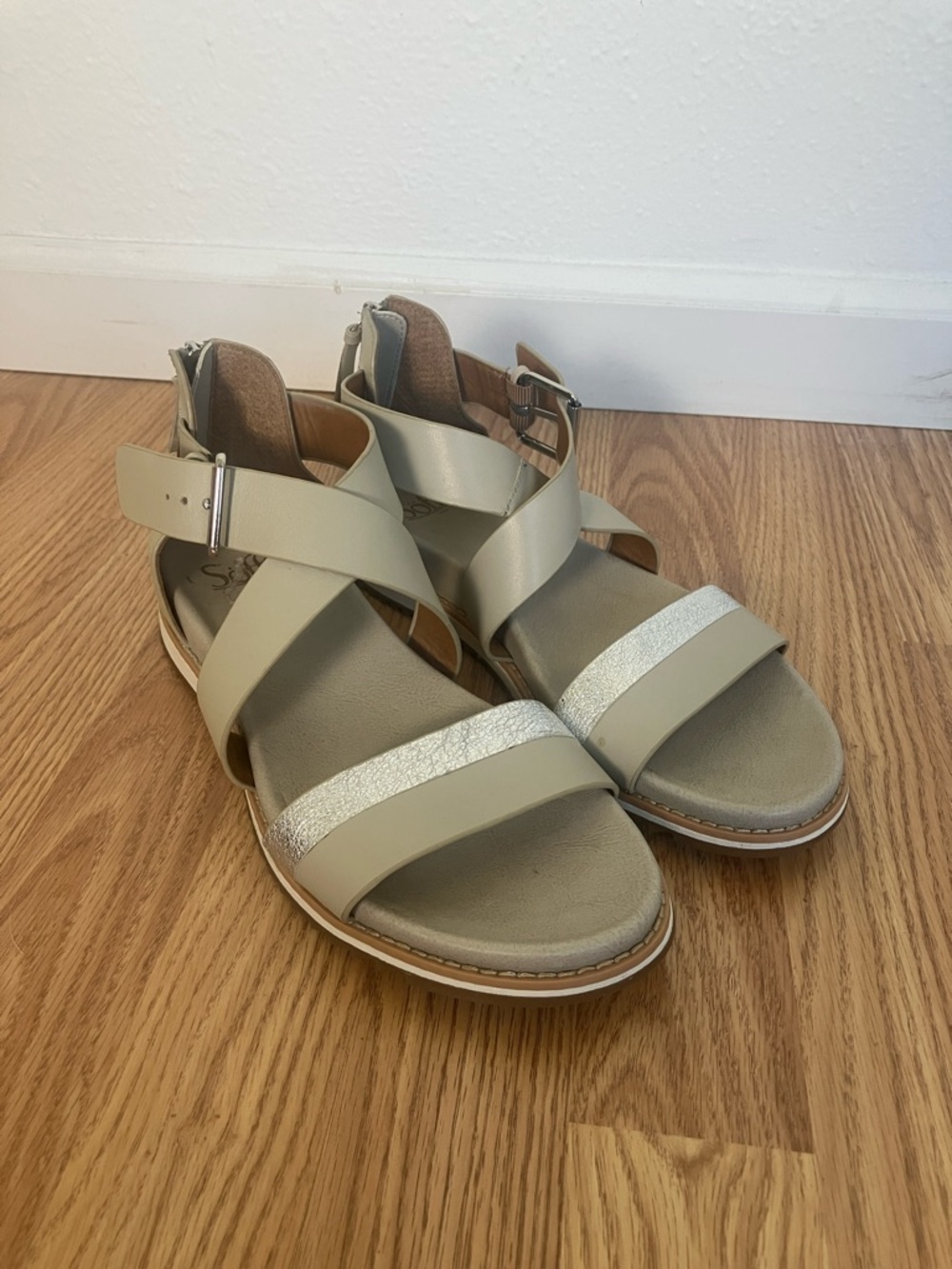 Sofft Forella Taupe Silver Metallic Women’s Beige Strappy leather sandals 9.5 - Picture 2 of 8